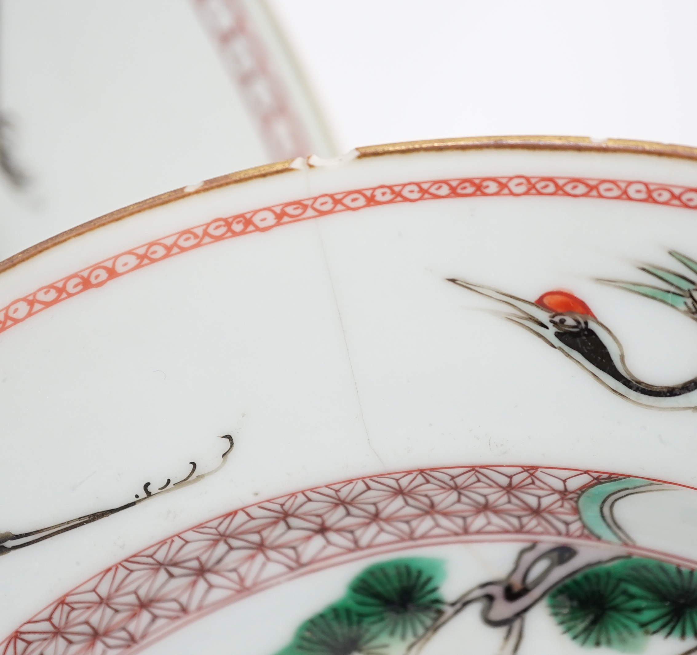 A Chinese famille verte ‘deer and crane’ dish and four matching plates, Kangxi period